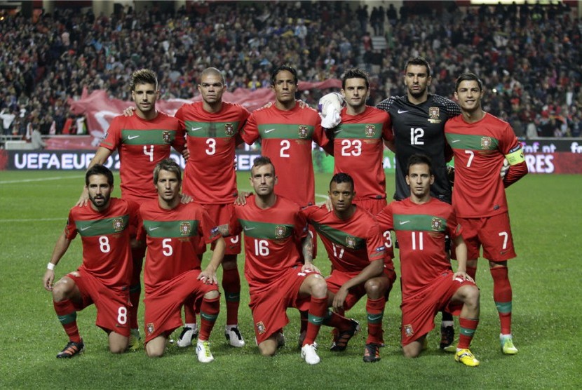 Timnas Portugal berfoto bersama sebelum melakoni laga playoff Piala Eropa 2012 lawan Bosnia di Stadion Luz, Lisbon, Portugal, pada 15 November. 