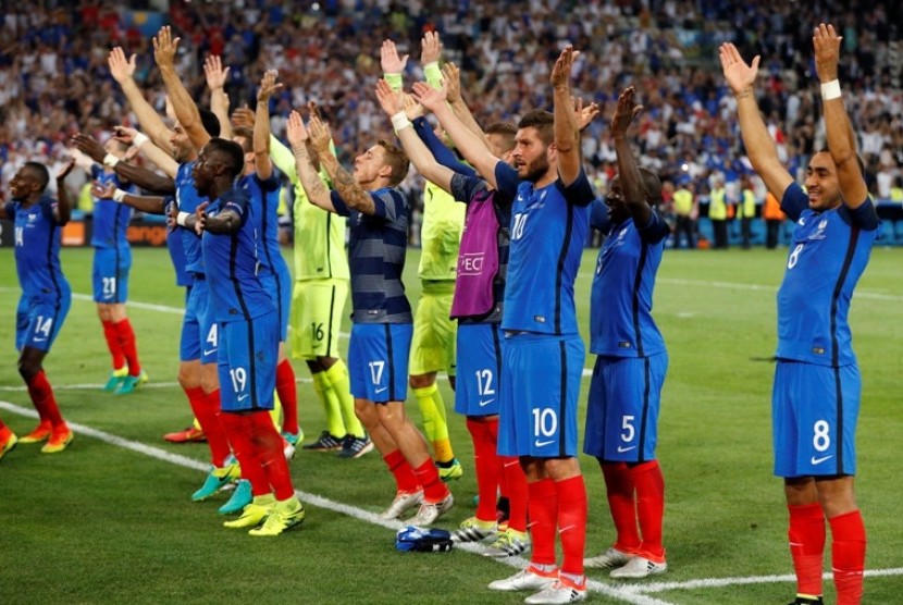 Timnas Prancis merayakan keberhasilan lolos ke final Piala Eropa dengan meniru timnas Islandia melakukan Thunderclap.
