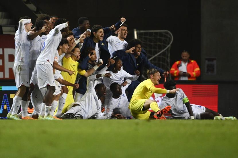 Timnas Prancis U-17 merayakan kemenangan.