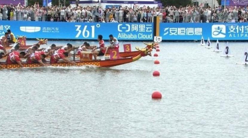 Timnas Putra Perahu Naga Indonesia dengan nomor perahu 3 secara dramatis memenangkan perlombaan nomor 1000m di Asian Games 2022, Jumat (6/10/2023). Kemenangan tersebut berbuah medali emas. 