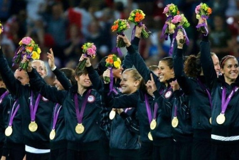Timnas Putri AS berhasil meraih medali emas Olimpiade London 2012 usai menundukkan Jepang 2-1 di partai final.