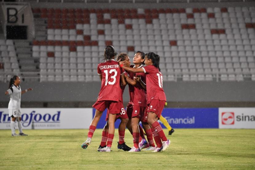 Timnas putri Indonesia merayakan gol dalam laga Piala AFF U-19 melawan Timor Leste.