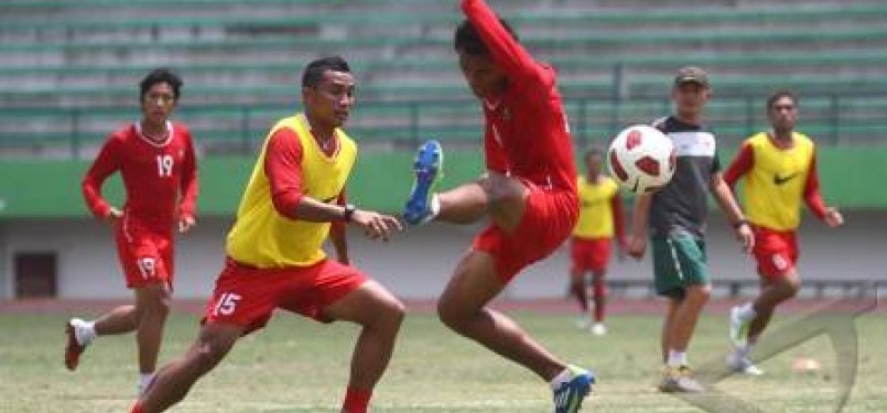 Timnas senior Indonesia memperkuat kerjasama tim saat menggelar latihan di hari kedua di Stadion Manahan, Solo, Rabu (2/11). 
