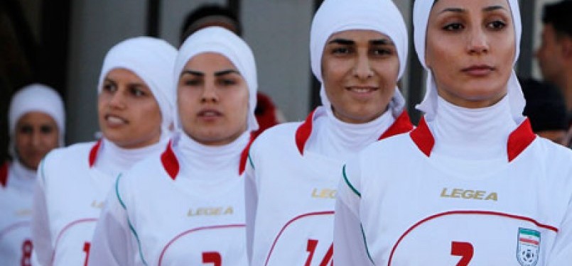 Timnas Sepak Bola Perempuan Iran yang dilarang bertanding di Olimpiade London 2012 hanya karena mengenakan jilbab dan pakaian tertutup.