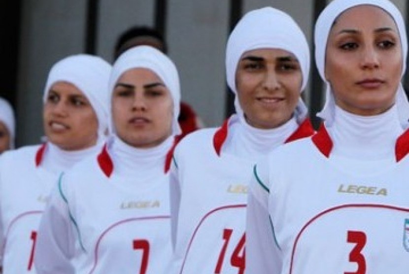 Timnas Sepak Bola Perempuan Iran yang dilarang bertanding di Olimpiade London 2012 hanya karena mengenakan jilbab dan pakaian tertutup.