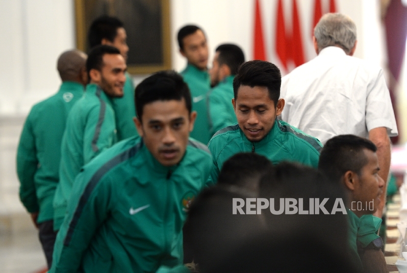  Timnas Sepakbola Indonesia saat diterima Presiden Joko Widodo berfoto di Istana Merdeka, Jakarta, Senin (19/12). 