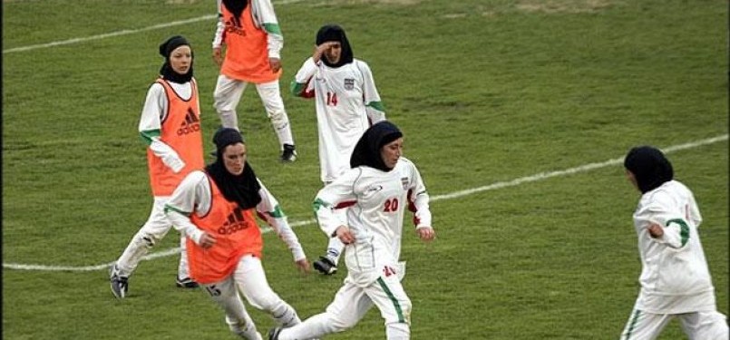 Timnas sepakbola wanita Iran saat menjalani latihan.