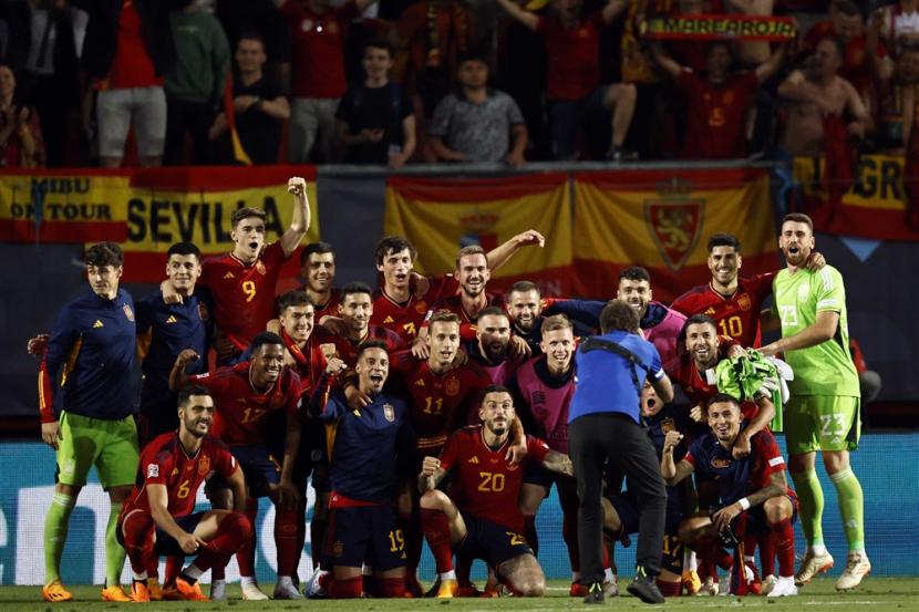 Timnas Spanyol merayakan keberhasilan lolos juara UEFA Nations League setelah menekuk Kroasia di laga final, Minggu (18/6/2023).