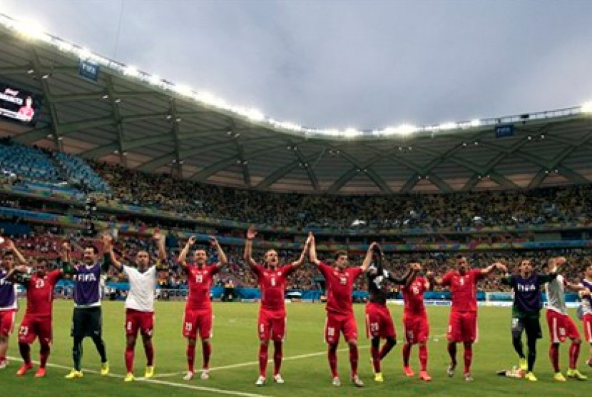 Timnas Swiss merayakan kemenangan..
