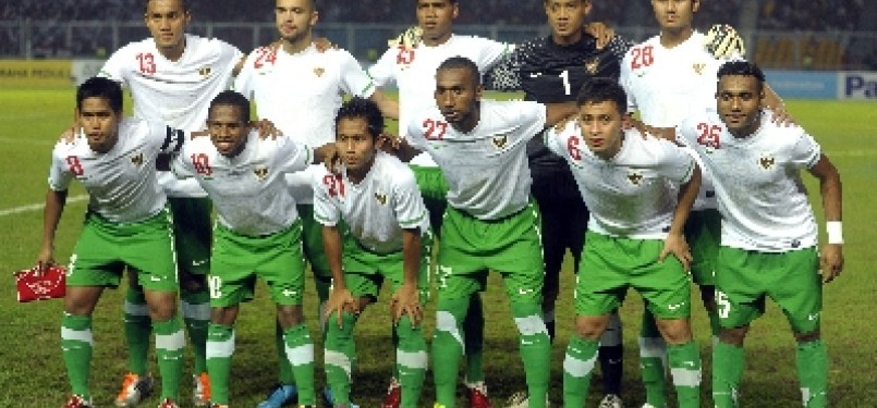 Timnas U23 Indonesia berpose sebelum bertanding melawan Vietnam pada semifinal SEA Games XXVI di Stadion Utama Gelora Bung Karno, Jakarta, Sabtu (19/11). 