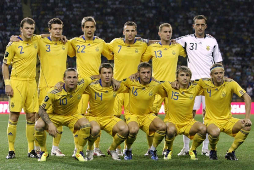  Timnas Ukraina berpose sebelum melakoni pertandingan persahabatan antara Ukraina dan Swedia di Kharkiv, Ukraina, Rabu, 10 Agustus 2011. 