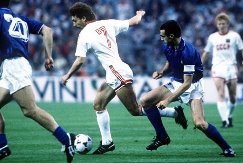 Timnas Uni Soviet melaju ke partai final Piala Eropa 1988 usai mengalahkan Italia dengan skor 2-0. 