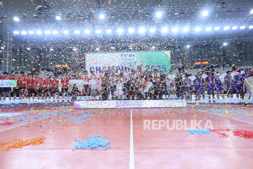  Timnas Voli Putra Indonesia berhasil merebut juara SEA V League 2025 Leg 2 tanpa terkalahkan, setelah pada laga pamungkas mengandaskan Thailand 3-2 (27-29, 25-15, 25-23, 22-25, 15-13), Ahad (20/7/2025) malam.