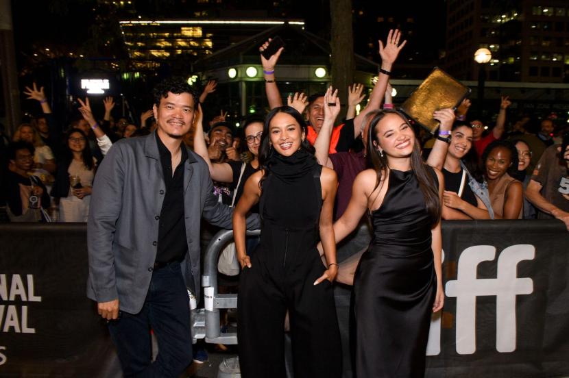 Timo Tjahjanto, Hana Malasan, dan Aurora Ribero. Film tebaru karya Timo Tjahjanto, The Shadow Strays, menuai pujian saat penayangan di Toronto International Film Festival.