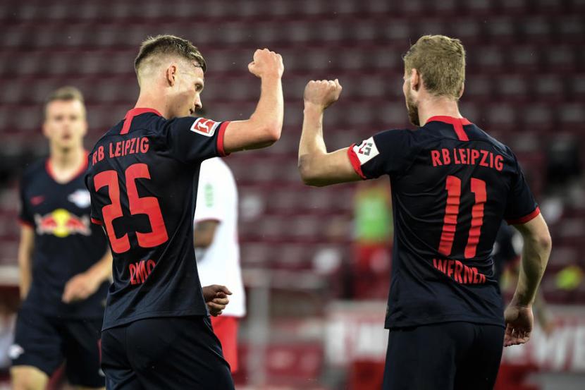 Timo Werner dan Dani Olmo saat merayakan gol. RB Leipzig mengalahkan FC Cologne 4-2.
