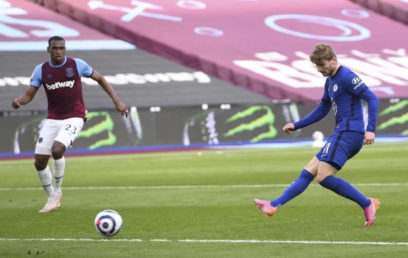Timo Werner dari Chelsea, kanan, mencetak gol pembuka timnya pada pertandingan sepak bola Liga Utama Inggris antara West Ham United dan Chelsea di Stadion London, London, Inggris, Sabtu, 24 April 2021.