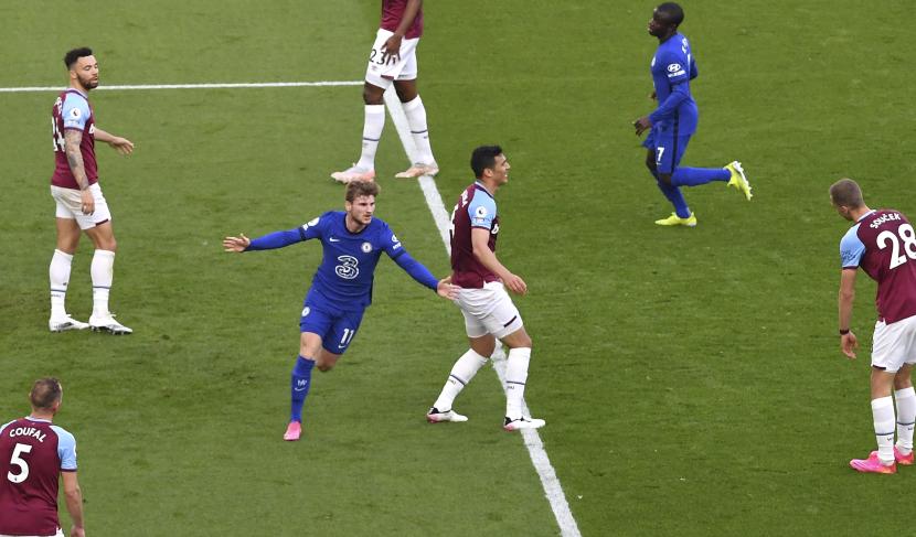 Timo Werner dari Chelsea melakukan selebrasi setelah mencetak gol pembuka timnya selama pertandingan sepak bola Liga Premier Inggris antara West Ham United dan Chelsea di Stadion London, London, Inggris, Sabtu, 24 April 2021.