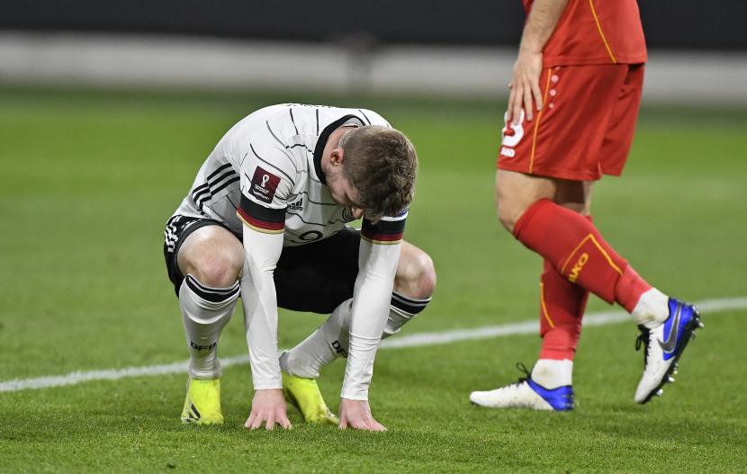 Timo Werner dari Jerman bereaksi kecewa di atas rumput setelah ia melewatkan peluang besar untuk mencetak gol selama pertandingan sepak bola kualifikasi grup J Piala Dunia 2022 antara Jerman dan Makedonia Utara di Duisburg, Jerman, Rabu, 31 Maret 2021.