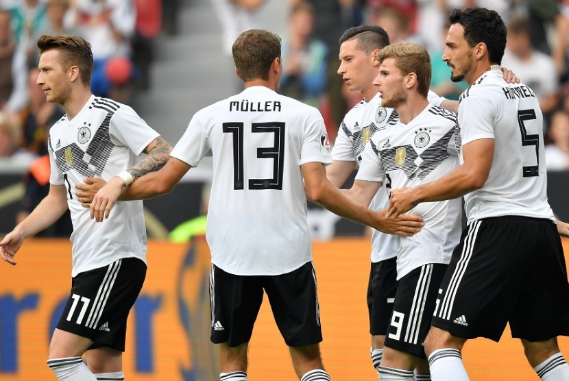 Timo Werner (kedua kanan) merayakan gol ke gawang Arab Saudi bersama rekan-rekannya di timnas Jerman.