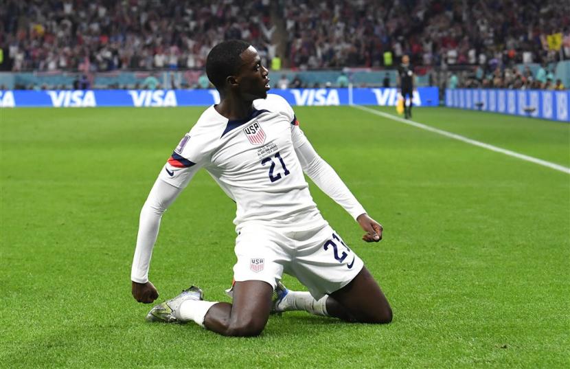  Timothy Weah dari AS merayakan setelah mencetak gol pembuka selama pertandingan sepak bola Grup B Piala Dunia FIFA 2022 antara AS dan Wales di Stadion Ahmad bin Ali di Doha, Qatar, 21 November 2022. 