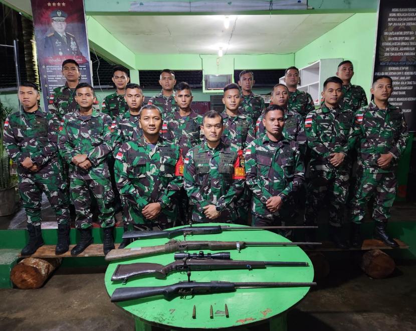 Timsus Satgas Pamtas RI-PNG Yonif 132/Bima Sakti menerima penyerahan empat senpi dan tiga amunisi dari simpatisan TPN-OPM di Kota Jayapura, Rabu (28/6/2023). 