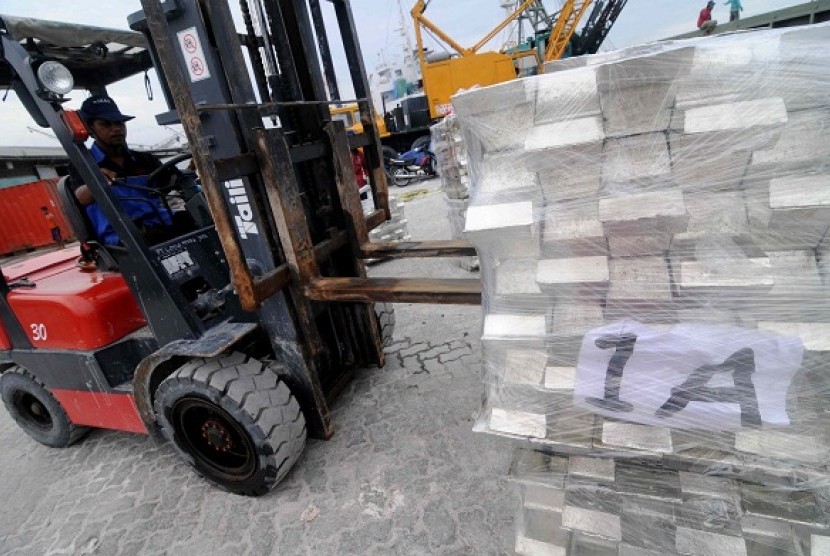 Tin plated metal is loaded to cargo ship at Sunda Kelapa Port, Jakarta (file photo)