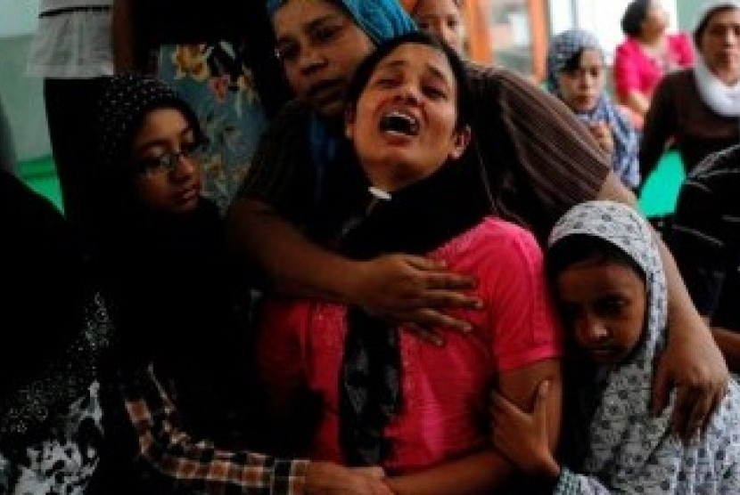  Tin Tin Kyaw mourns her husband Soe Min, one of two men killed in violent Buddhist-Muslim riots in Mandalay, Myanmar, July 3, 2014