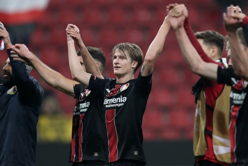 Tin Zedvaj (tengah) merayakan keberhasilan Bayer Leverkusen melangkah ke 32 besar Liga Europa.