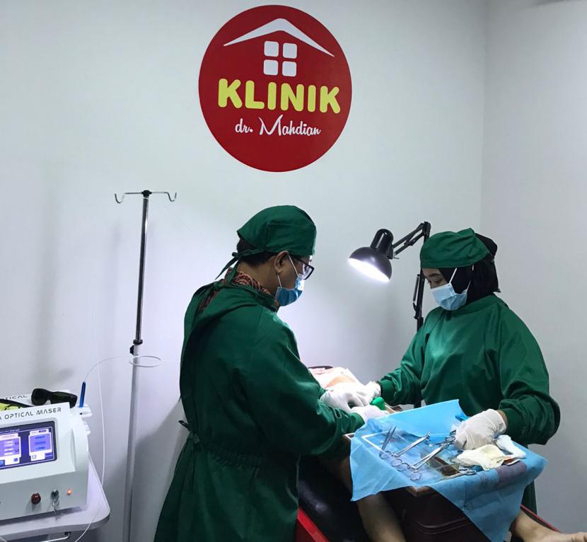 Tindakan sunat menggunakan teknologi Dr M Optical Maser di Klinik dr Mahdian Jakarta. 