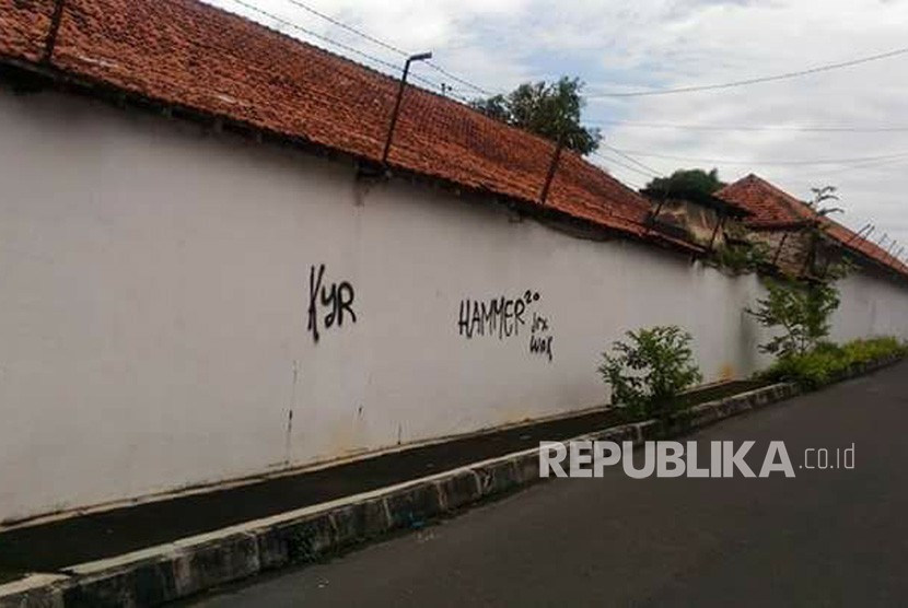  Tindakan vandalisme di tembok beteng sisi timur Pura Pakualaman.  Atas tindakan itu, Kadipaten Pakualaman memberi waktu tiga hari (terhitung Senin) untuk para pelaku minta maaf ke keluarga besar Kadipaten Pakualaman dan membersihkannya. Senin (18/12).