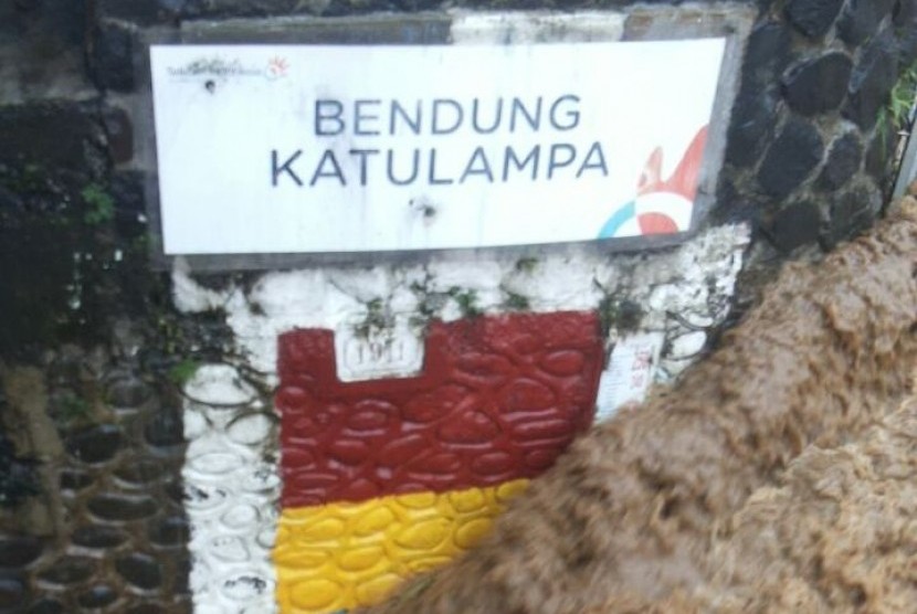   Tinggi muka air (TMA) Bendung Ciliwung Katulampa, Bogor, naik hingga 220 centimeter atau berstatus siaga satu pada Senin (5/2) pukul 08.30 WIB.