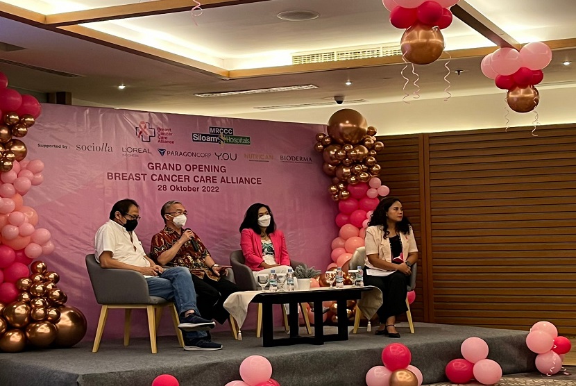 Tingginya angka kanker payudara di Indonesia membuat praktisi kesehatan mengimbau pada masyarakat untuk rutin melakukan Periksa Payudara Sendiri (SADARI) dan Periksa Payudara Klinis (SADANIS) di instansi kesehatan seperti rumah sakit. Siloam Hospitals Group pun meresmikan Breast Cancer Clinic Alliance (BCCA) di Mochtar Riady Comprehensive Cancer Centre (MRCCC). 