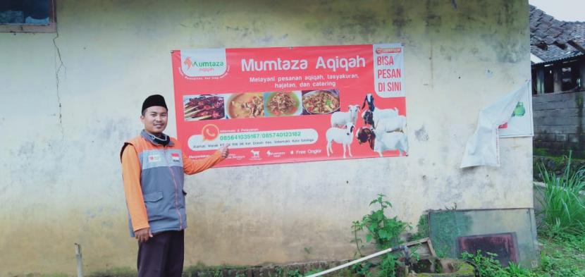 Tingkatkan omzet penjualan, Mumtaza Aqiqah binaan Rumah Zakat gunakan strategi dengan pemasangan spanduk.