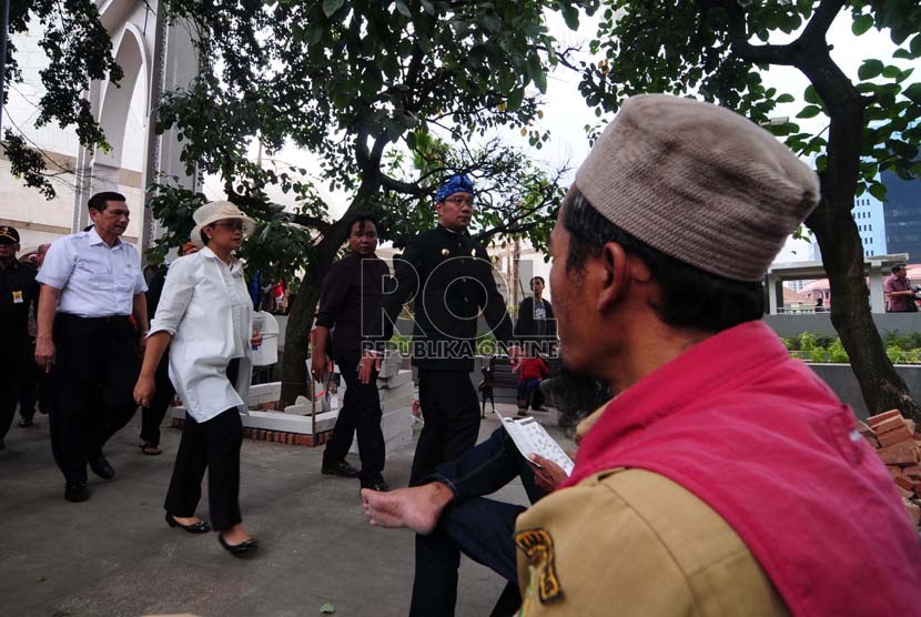 Tinjau Persiapan KAA: Kepala Staf Kepresidenan, Luhut Binsar Panjaitan (kiri), Menteri Luar Negeri, Retno Lestari Marsudi (kiri ke dua) berbincang dengan Wali Kota Bandung, Ridwan Kamil, saat meninjau persiapan peringatan Konfrensi Asia-Afrika ke-60, Kota 