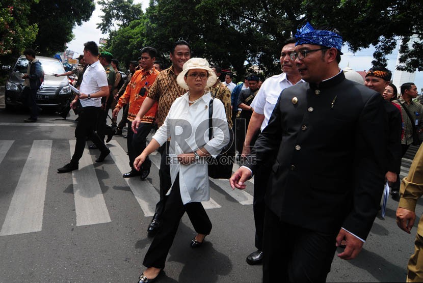 Tinjau Persiapan KAA: Menteri Luar Negeri, Retno Lestari Marsudi (kiri) berbincang dengan Wali Kota Bandung, Ridwan Kamil (kanan) saat meninjau kesiapan peringatan Konfrensi Asia-Afrika ke-60, di jalan Dalem Kaum, Kota Bandung, Rabu (11/3). 