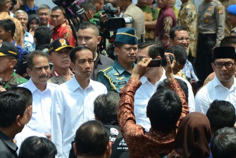 Tinjau Persiapan KAA: Presiden RI Jokowi tinjau persiapan Konferensi Asia Afrika (KAA) di kawasan Gedung Merdeka dan Alun-alun, Jl Asia Afrika, Kota Bandung, Kamis (16/4).