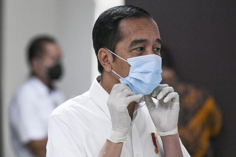 President Joko Widodo saw medical equipment in the emergency room while reviewing the Emergency Hospital of the 19th COVID Handling Wisma Atlet Kemayoran, Jakarta, Monday (3/23/2020). 