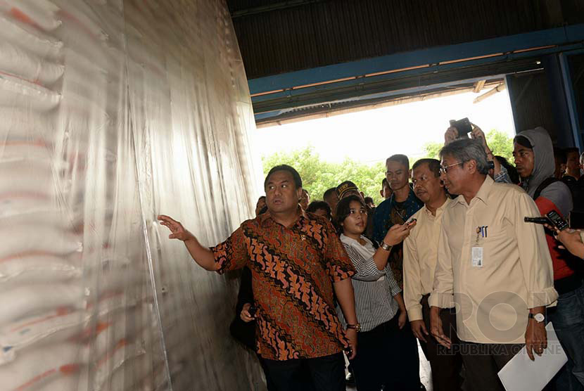 Tinjau Stok Beras : Menteri Perdagangan Rachmat Gobel saat memonitor stok beras di Gudang Divre Bulog DKI Jakarta -Banten, Jakarta, Senin (15/12).