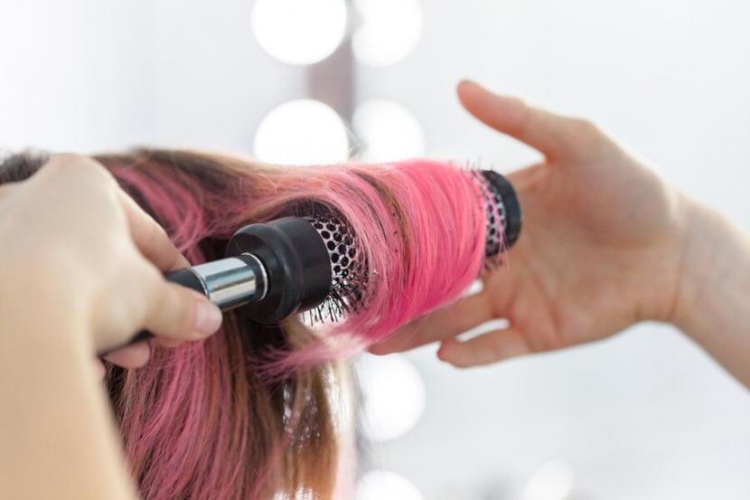 Perawatan rambut (ilustrasi). Seorang perempuan asal AS menggugat LOreal dan perusahaan kosmetik lainnya karena diduga gagal memperingatkan konsumen bahwa produk pelurus rambut mereka mengandung bahan kimia yang terkait dengan kanker.
