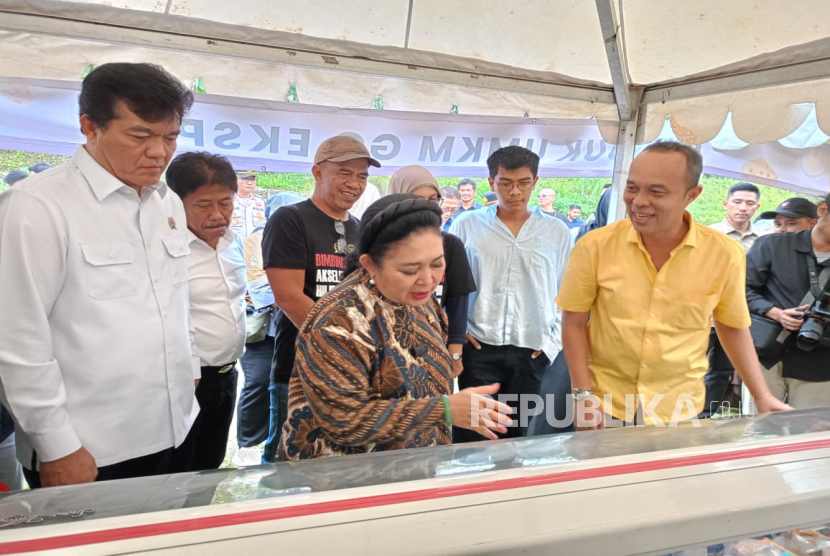 Titiek Soeharto (tengah) bersama Sahat Manaor Panggabean (kiri) mengunjungi booth produk olahan milik masyarakat, Kamis, (9/10/2025)  