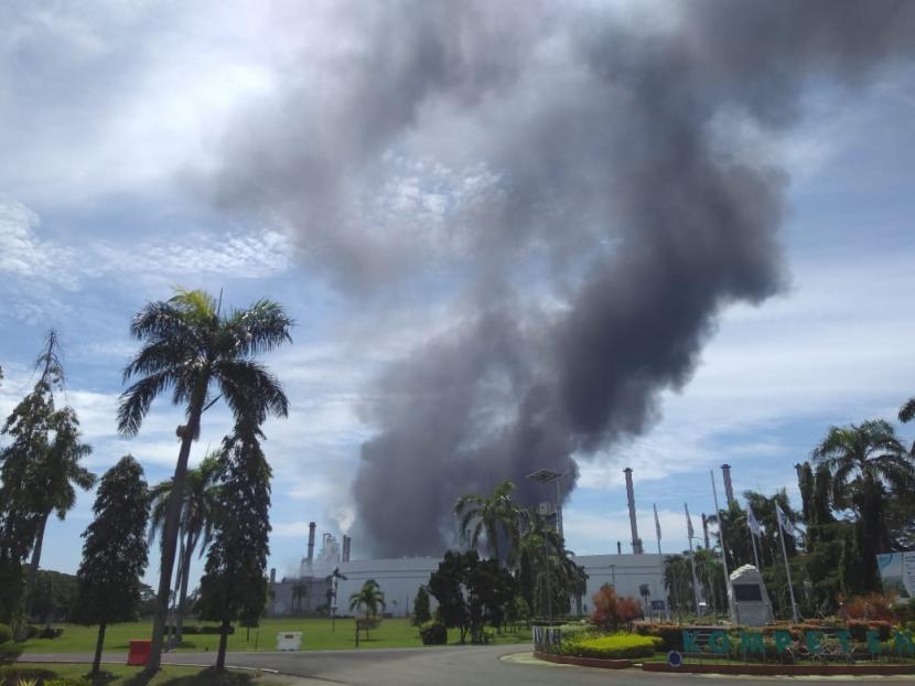 Titik api dan kepulan asap masih terlihat di Pertamina Balongan Indramayu, Jumat (2/4) pukul 13.15 WIB. 