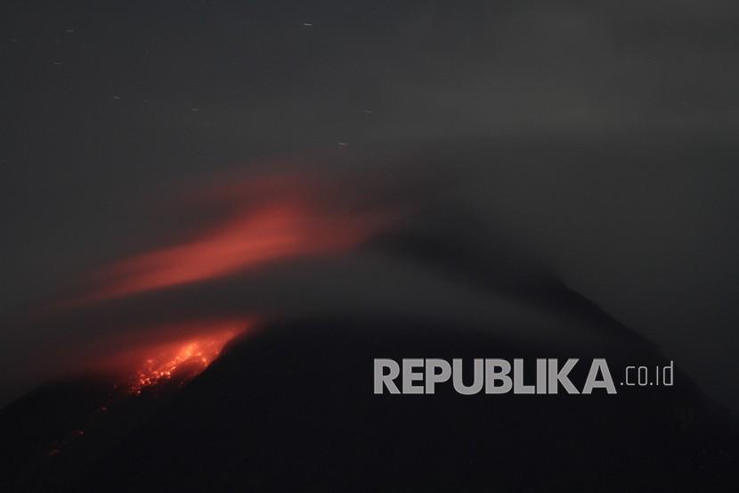 Titik api diam terlihat dari lereng Gunung Merapi Desa Kinahrejo, Cangkringan, Sleman, DI Yogyakarta, Selasa (5/1/2020). Balai Penyelidikan dan Pengembangan Teknologi Kebencanaan Geologi (BPPTKG) menyebutkan Gunung Merapi telah mengalami fase erupsi.