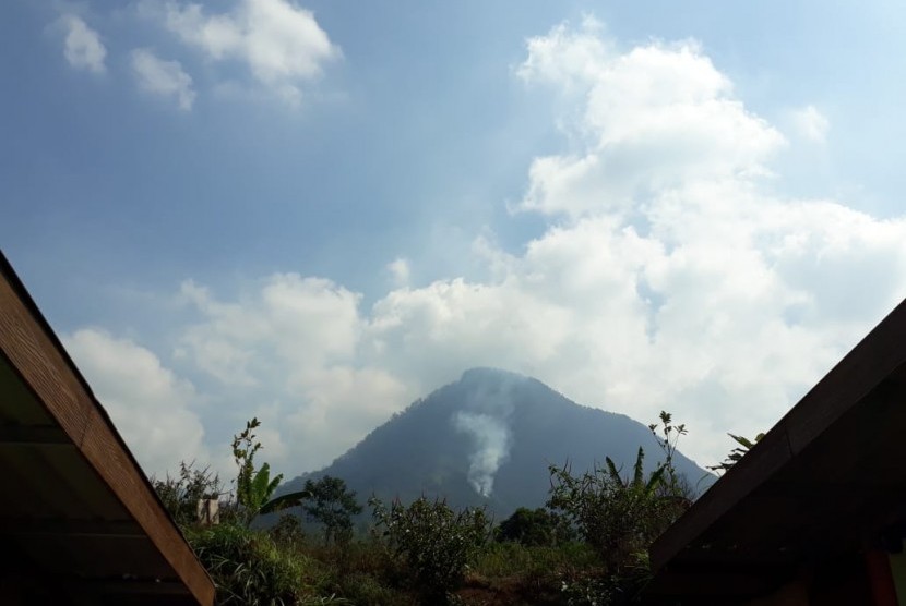 Titik api kebakaran di Gunung Panderman, Kota Batu, mulai berkurang, Selasa (23/7). 