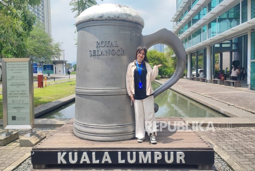 Titik Solikah, mahasiswa Program Studi Manajemen UNM yang ikut dalam rombongan Edutrip 2025.