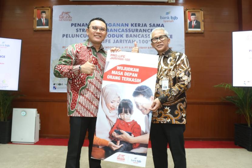 Tito Edwin Hasudungan Hutabarat selaku Chief of Partnership Distribution dan Direktur Operasional bank bjb syariah, Vicky Fitriadi, menandatangani perjanjian kerja sama di Kantor Pusat bank bjb syariah, Bandung, Kamis (27/7).