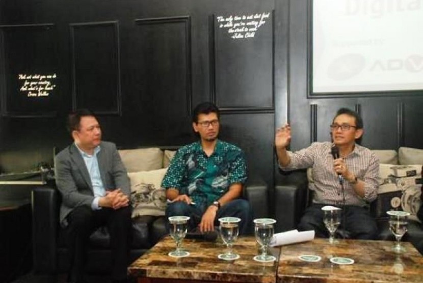 Tjandra Lianto (Direktur Marketing Advan), Budi Harjono (VP Network Planning XL-Axiata) dan Hasnul Suhaimi, saat berbicara dalam diskusi di Indonesia Technology Forum (ITF).