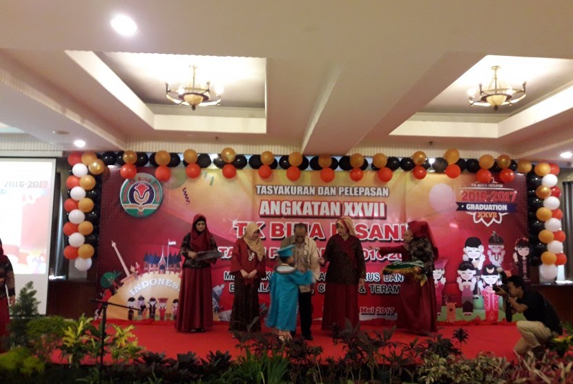 TK Bina Insani Bogor menggelar tasyakuran dan pelepasan siswa angkatan XXVII tahun pelajaran 2016/2017.