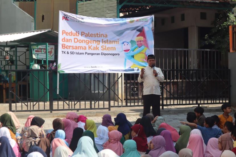 TK, SD, dan SMPTQ Pangeran Diponegoro Semarang pada Jumat (27/10) menggelar aksi galang dana untuk membantu warga Palestina