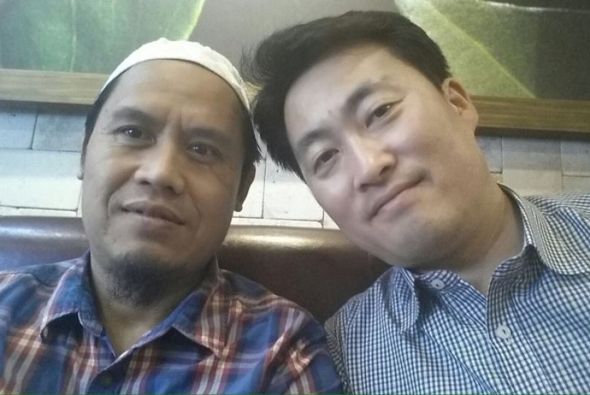 TKI di Korea Selatan M Pachrul Islam (kiri) berswafoto dengan seorang petugas kepolisian Kota Gumi, belum lama ini.