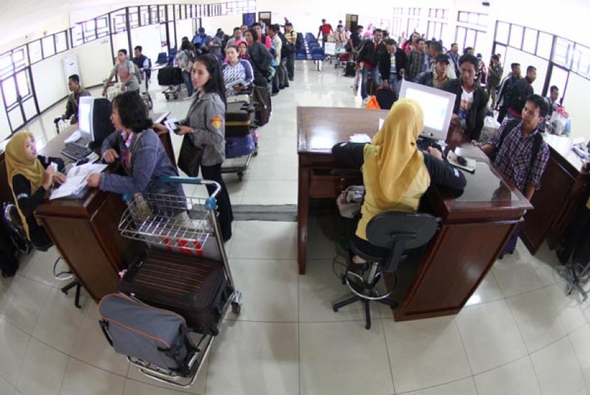 TKI MUDIK. Sejumlah tenaga kerja Indonesia (TKI) antre untuk melakukan proses pemeriksaan dokumen setibanya di Bandara Adi Sumarmo, Solo, jateng